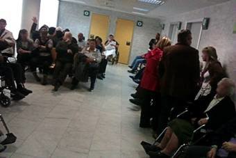 Aspecto que presentaba ayer una de las salas de espera en el servicio de Urgencias del CHUO. (Foto: Martiño Pinal.)