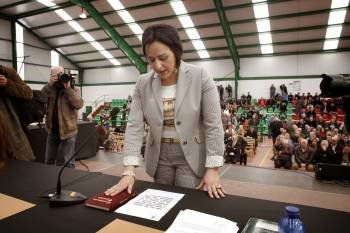 Zaira Rodríguez (PP) jura su cargo como nueva alcaldesa del Concello de Cee (Foto: EFE)