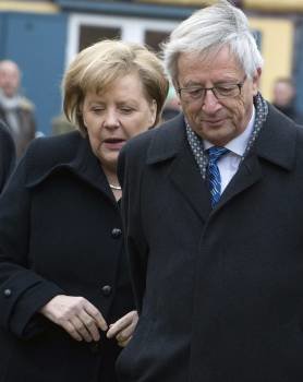 Jean-Claude Juncker acompañado de Angela Merkel (Foto: EFE)