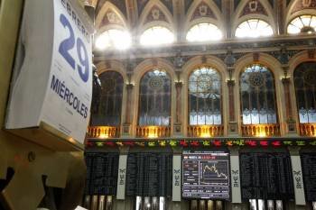 Vista del interior del palacio de la Bolsa de Madrid, cuyo principal indicador, el IBEX 35 ayer día 29 (Foto: EFE)