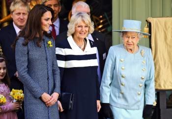   La duquesa de Cambridge, Catalina Middleton, la duquesa de Cornualles, Camila Parker-Bowles, y la reina Isabel II de Inglaterra. EFE