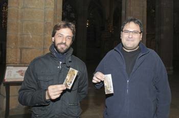 Primeros visitantes de la Catedral de León que desde hoy tienen que pagar para visitar el templo. 