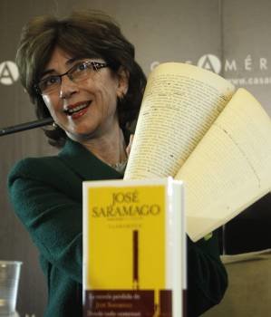 Pilar del Río, viuda y traductora del Premio Nóbel José Saramago, durante la presentación hoy en la Casa de América de 'Claraboya'.