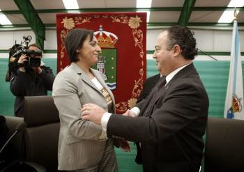 Zaira Rodríguez y Ramón Vigo se saludan al término del pleno municipal. (Foto: CABALAR)