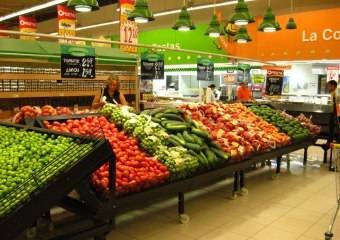 Una clienta compra verduras en un supermercado. (Foto: Agencias.)