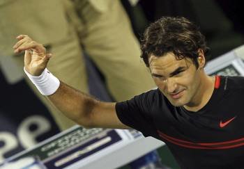 El tenista suizo Roger Federer celebra su victoria en el partido de semifinales del torneo de Dubai que disputó contra el argentino Juan Martín del Potro (Foto: EFE)