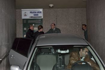 En el centro, de espaldas, la hija del chófer asesinado, Ángeles Pousa, antes de declarar ante el juez. (Foto: XESÚS FARIÑAS)