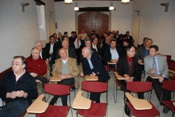 Asistentes a la asamblea de ayer, con el vicepresidente de la CEO, Santiago Melo -a la izquierda-. (Foto: LUIS BLANCO)