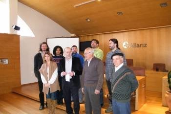 Parte de los productores participantes en el mercado con Cid y García (izquierda de la imagen).
