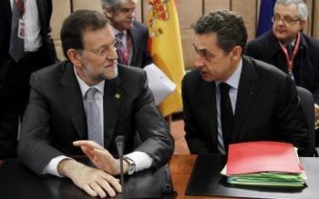 Mariano Rajoy charla con el presidente francés Nicolás Sarkozy. (Foto: FRANCOIS LENOIR)