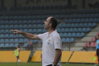 El entrenador del Negreira, en el partido de la primera vuelta en O Couto. (Foto: MIGUEL ÁNGEL)
