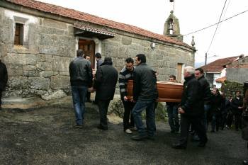 Familiares y amigos trasladan el féretro al interior de la iglesia. (Foto: MARCOS ATRIO)