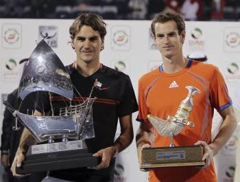 Federer y Murray posan con sus trofeos tras disputar la final del torneo de Dubai . (Foto: ALI HAIDER)