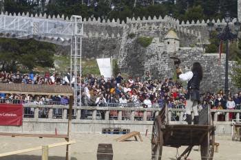 El público asiste a uno de los espectáculos que se desarrollaron durante la jornada en la playa Ribeira de la villa pontevedresa. (Foto: FOTOS LANDÍN)