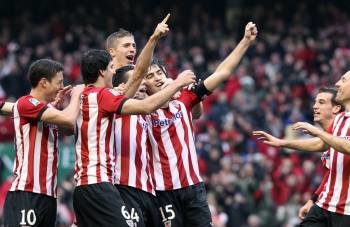 Los jugadores del Athletic celebran el primer gol. (Foto: LUIS TEJIDO)