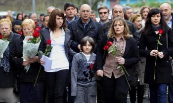  La viuda y las hijas de Isaías Carrasco, durante el homenaje al concejal asesinado por ETA.  (Foto: JAVIER ETXEZARRETA)