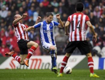 El delantero del Athletic de Bilbao Gaizka Toquero (i), intenta robar el balón al jugador de la Real Sociedad Markel Bergara (Foto: EFE)