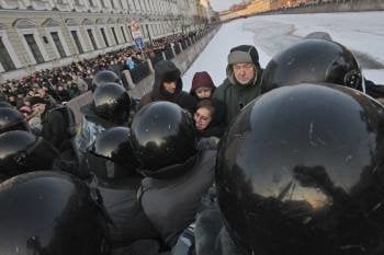  La policía forcejea con los asistentes a una manifestación en contra del tercer mandato de Vladímir Putin en San Petersburg. EFE