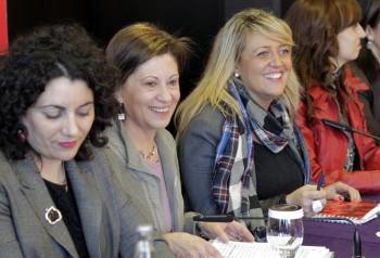 La exministra y candidata a dirigir el PSdG-PSOE, Elena Espinosa (2i).