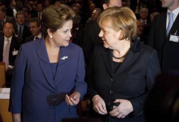  La canciller alemana Angela Merkel (dcha) y la presidenta brasileña Dilma Rousseff, conversan durante la inauguración de la CeBIT.