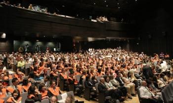 Los primeros graduados en ADE de Galicia lo hicieron en Ourense el pasado junio. En la imagen, el acto.