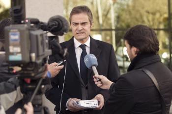 Ulises Bértolo, abogado de Cobián, atendiendo a los medios de comunicación en Lugo.  (Foto: ELISEO TRIGO)