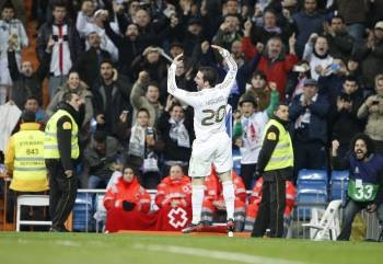 Higuaín celebra el primero de los goles contra el Espanyol. (Foto: VÍCTOR LERENA)