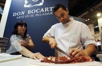 Un cocinero corta pulpo en la primera jornada del certamen en Madrid. (Foto: KOTE RODRIGO)