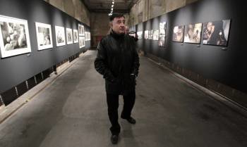 Gervasio Sánchez, premio Nacional de Fotografía 2009, recorre la exposición, presentada hoy en Madrid, 'Antología Gervasio Sánchez'.