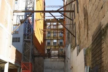 Obras en un edificio de la calle Progreso. El sector acusa notablemente la crisis económica e inmobiliaria.