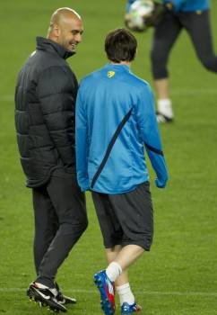 Pep Guardiola, ayer junto a Leo Messi. (Foto: A. GARCÍA)