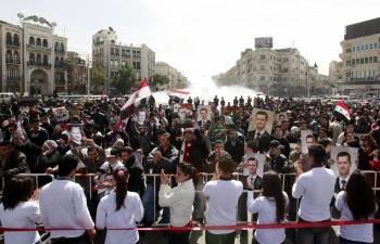 Miles de sirios participan en una protesta en favor del presidente sirio, Bashar al-Assad (Foto: EFE)
