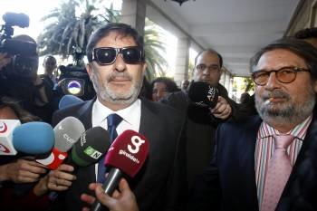 Guerrero y su abogado, a su llegada a la sede de los juzgados de Sevilla. (Foto: JUAN FERRERAS)