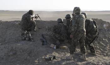Un grupo de soldados afganos dispara contra talibanes en la provincia de Helmand, en Afganistán. (Foto: SHER KHAN)