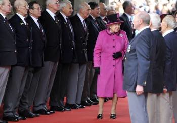 La reina Isabel II de Inglaterra (c) a su llegada a la Universidad de De Montfort en Leicester (Reino Unido)
