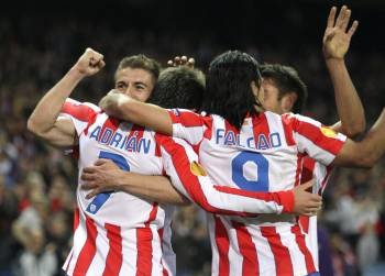 Los jugadores del Atlético de Madrid celebran el segundo gol de Eduardo Salvio durante el partido (Foto: EFE)