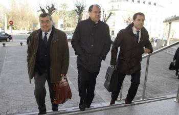 El rector de la Universidade de Vigo, Salustiano Mato (en el centro), acompañado de sus abogados, entrando en el juzgado de Lugo. (Foto: ELISEO TRIGO)