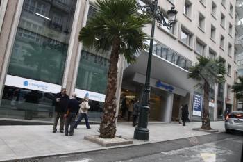 Novagalicia Banco sigue adelante con su plan de inversores. En la foto la sede en Vigo.