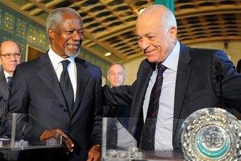 Kofi Annan, con el secretario general de la Liga Árabe, Nabil al Arabi, ayer en el Cairo. (Foto: M.Omar)