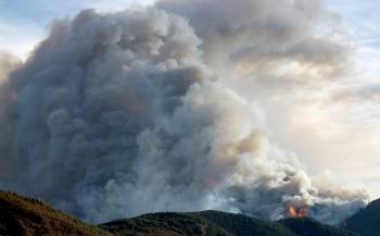 Once medios aéreos se han incorporado esta mañana a las tareas de extinción de los cuatro incendios forestales que queman desde ayer en el Pirineo de Lleida.