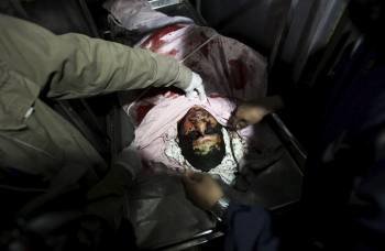 El jefe de los Comités Populares de Resistencia (CPR) palestina, Zuhair Qaisi, es custodiado en la morgue del hospital Al Shifa de la ciudad de Gaza.