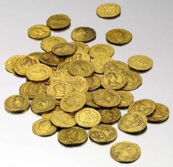 Un grupo de monedas representativas de distintos momentos en la historia romana. (Foto: SOTHEBY'S)