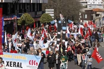 Manifestantes que participaron ayer en la convocatoria de la CIG en Ourense. (Foto: XESÚS FARIÑAS)