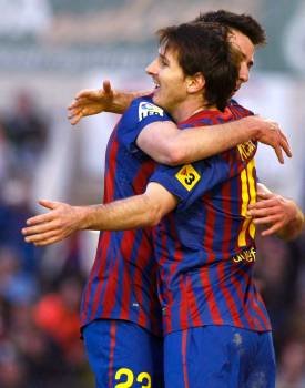 Messi recibe la felicitación de Cuenca en el 0-1. (Foto: ALBERTO AJA)