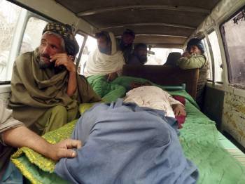 Afganos trasladan los cadáveres de los asesinados por un soldado estadounidense. (Foto: M. KHAN)