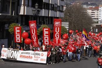 Los manifestantes, a la salida del Pabellón de Os Remedios, en Ourense. (Foto: XESÚS FARIÑAS)