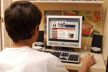 Un niño navega por internet en el ordenador de su casa. (Foto: ARCHIVO)