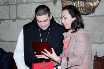 La alcaldesa de Marín, María Ramallo, muestra al abad Martín la placa de homenaje. (Foto: Jainer Barros.)