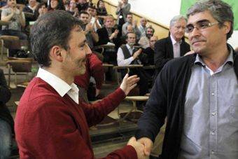 Bascuas y Aymerich se saludan tras finalizar la asamblea de Máis Galiza. (Foto: Oscar Corral.)