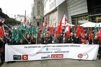 Trabajadores de Novagalicia Banco se manifestandose el pasado 7 de marzo de 2012, por las calles de La Coruña en protesta por las medidas que propone la entidad para reducir los costes de explotación. Foto: EFE/Cabalar